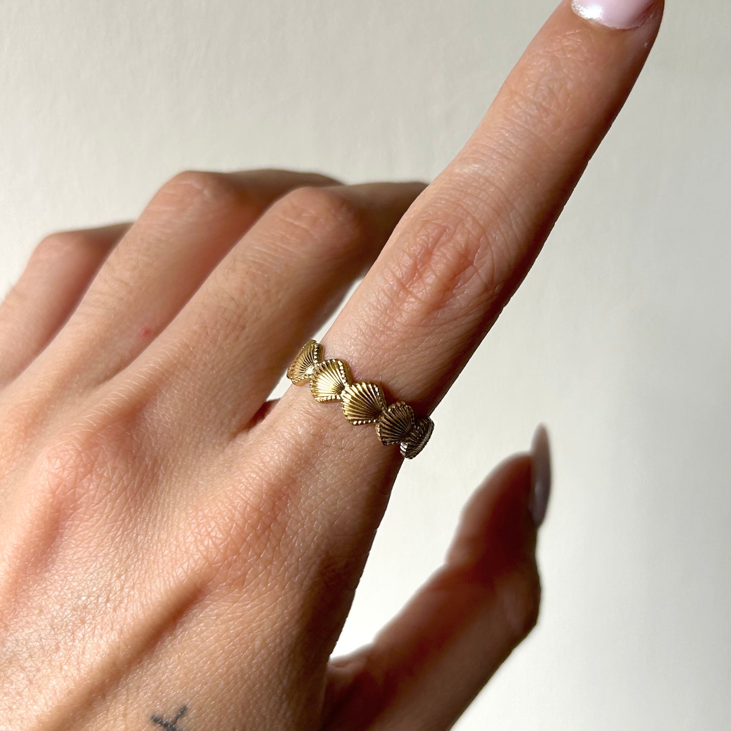 seashell kiss ring