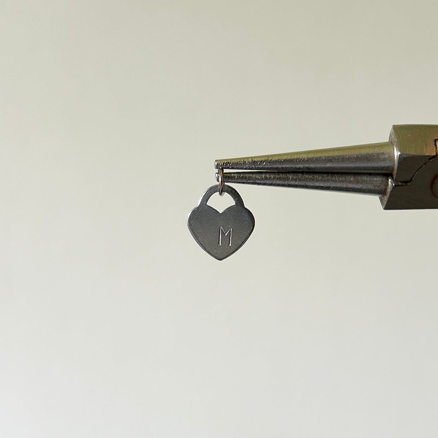 charm corazón con letra