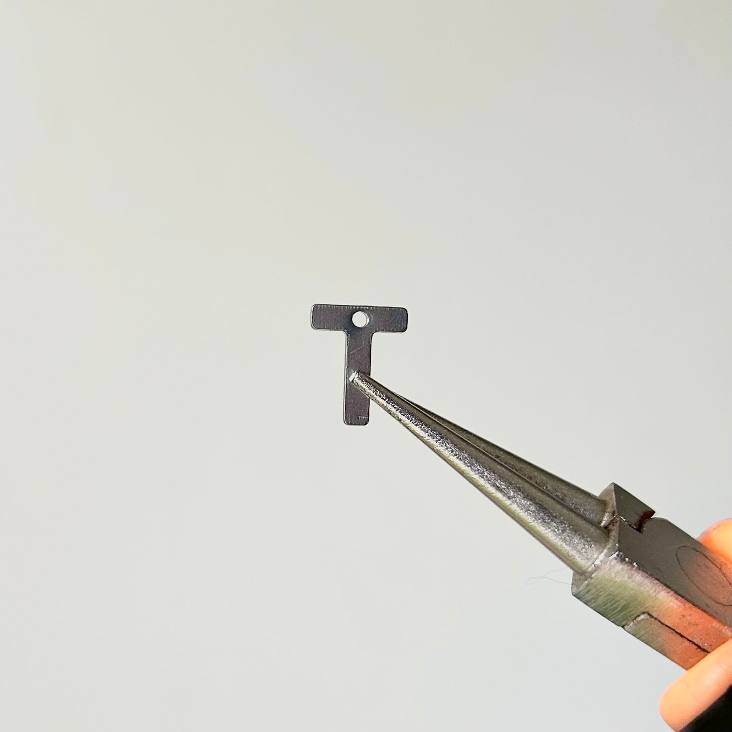 letra de acero (plateada)