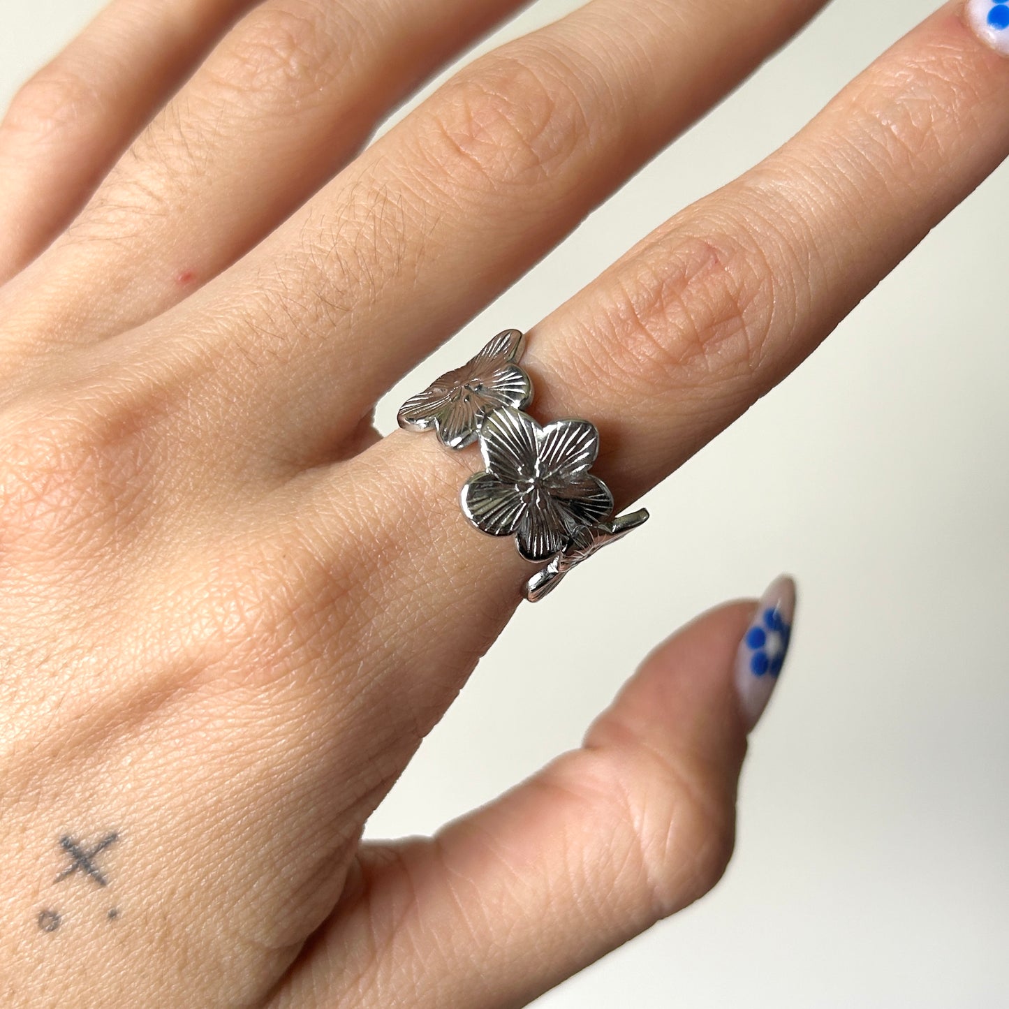 bloom kiss ring