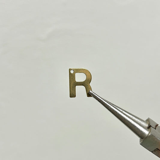 charm letra(dorada)